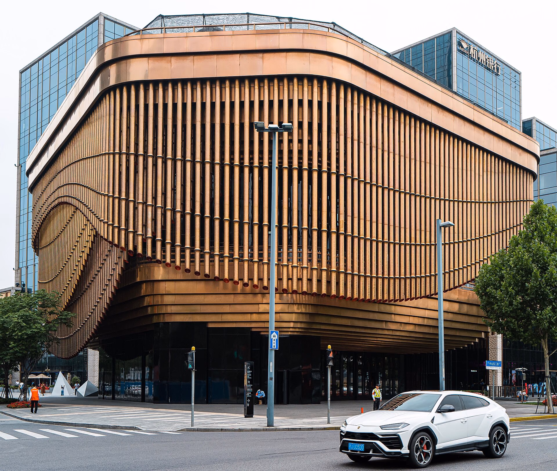 BFC 外滩金融中心的建筑外立面与街景