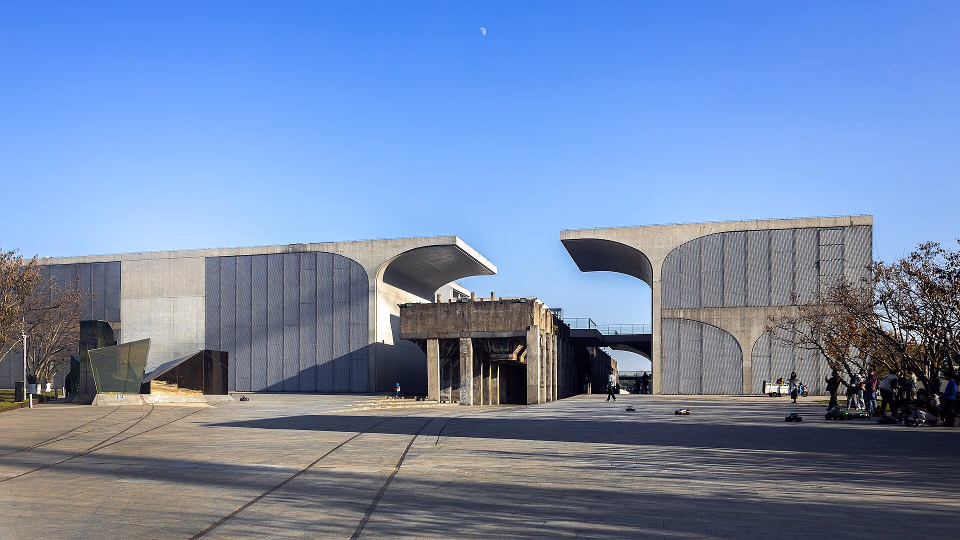 上海龙美术馆西岸馆的混凝土建筑与入口广场